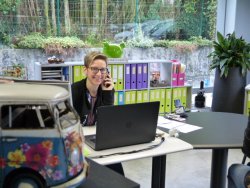 Nous ouvriers au travail ...